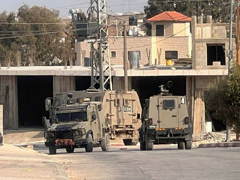 جانب من انتشار آليات الاحتلال خلال الاقتحام المستمر لبلدة طمون في طوباس...