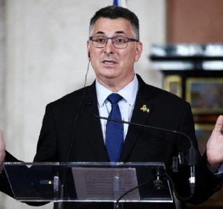 قال وزير خارجية إسرائيل بعد إعلان خطة العقوبات الأوروبية إن اتخاذ أي خطوات ضد إسرائيل سيضر بمصالح أوروبا نفسها. وأضاف أن توصيات مجلس المفوضية الأوروبي...