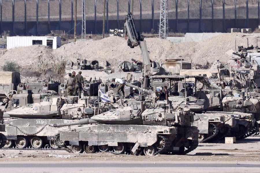 على اطراف غزة صباح اليوم، يواصل جيش الاحتلال حشد دباباته استعدادًا لاقتحام مدينة غزة، فيما تكثّف طائراته قصف الأحياء السكنية والمدارس التي تؤوي النازح...