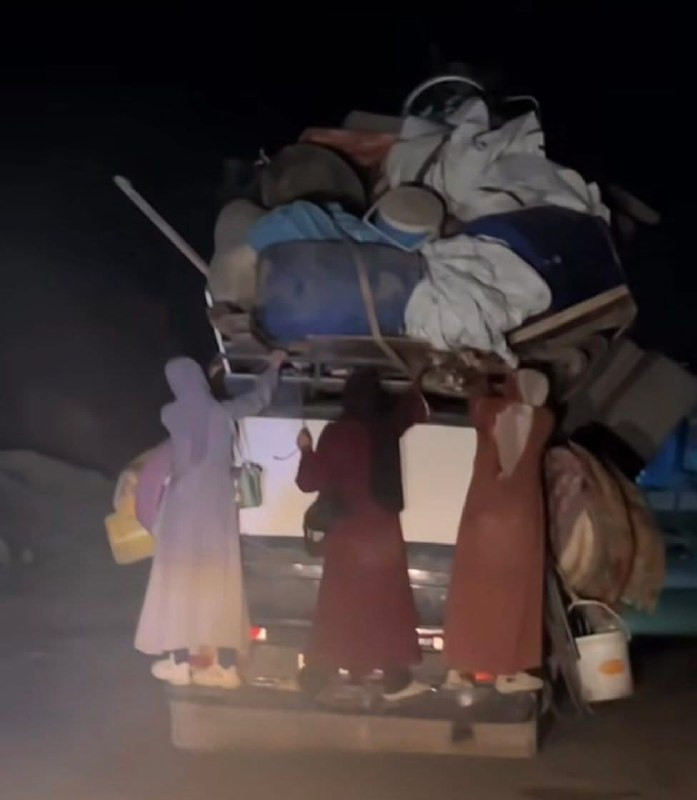 رحلة النزوح من شمال غزة إلى جنوبها تحولت إلى مشهد يوجع القلب… آلاف العائلات تمشي على الأقدام تحت القصف والغبار، يحملون أطفالهم على أذرعهم، ويمسكون بأك...