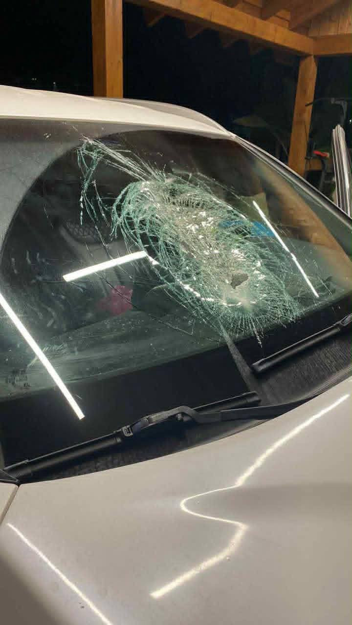مستوطنون يهاجمون مركبات الأهالي بالحجارة على دوار عين أيوب غرب رام الله....