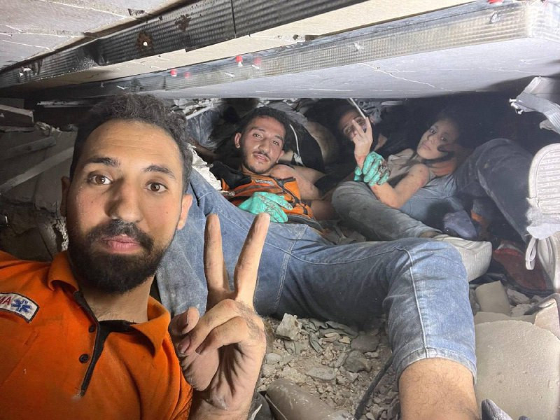 بعد 8 ساعات من العمل المتواصل، تمكنت فرق الدفاع المدني من انتشال الطفلة "مرح" من تحت أنقاض منزل قصفه الاحتلال في ساحة الشوا بمدينة غزة، ليلة أمس....