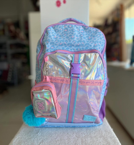 Aqui você encontra tudo que precisa para sua volta às aulas! 🎒📒✏️Mochila com pompom e bolsinho.jpg