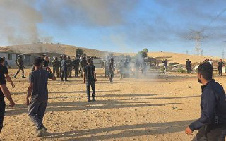 اندلاع مواجهات عنيفة بين الأهالي وقوات الاحتلال بعد اقتحام قرية السر في النقب جنوب فلسطين المحتلة لتنفيذ عمليات هدم واسعة....