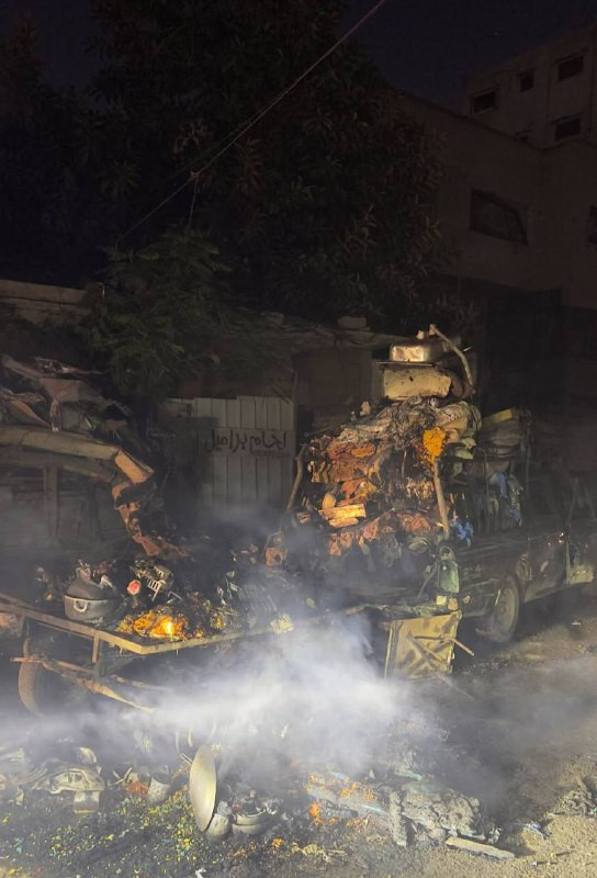 ارتقى في القصف 5 شهداء.. المركبة التي قصفها الاحتلال وكانت تقل نازحين قرب ساحة الكتيبة غرب مدينة غزة...