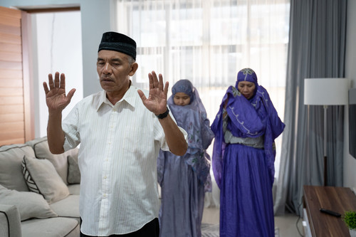 hukum sholat berjamaah di rumah source shutterstock.jpg
