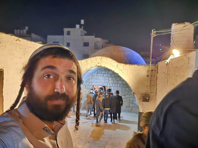 عضو الكنيست تسفي سوكوت يتباهى بصورته خلال اقتحام قبر يوسف شرق نابلس...