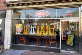 صحيفة هآرتس: سلسلة مطاعم إسرائيلية تُغلق جميع فروعها في واشنطن بسبب المقاطعة. وأشارت الصحيفة إلى أن السلسلة المعروفة باسم "شوك" تأسست قبل حوالي عقد، و...