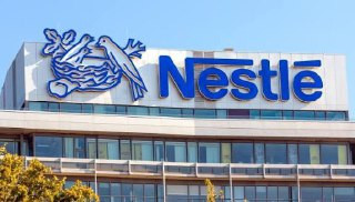 شركة "نستله" تعتزم تسريح 16 ألف موظف حول العالم خلال العامين المقبلين؛ بسبب تراجع المبيعات؛ إثر حملات مقاطعة لعلاقاتها مع الاحتلال...