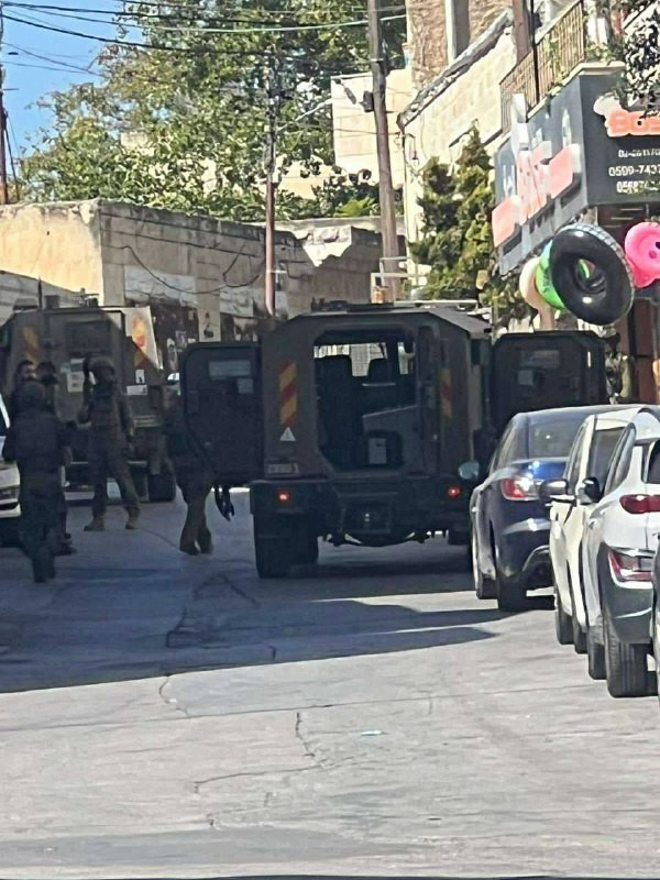 مصادر محلية: قوات الاحتلال تقتحم منزل الأسير المحرر بصفقة التبادل سلامة القطاوي في بلدة بيرزيت شمال رام الله....