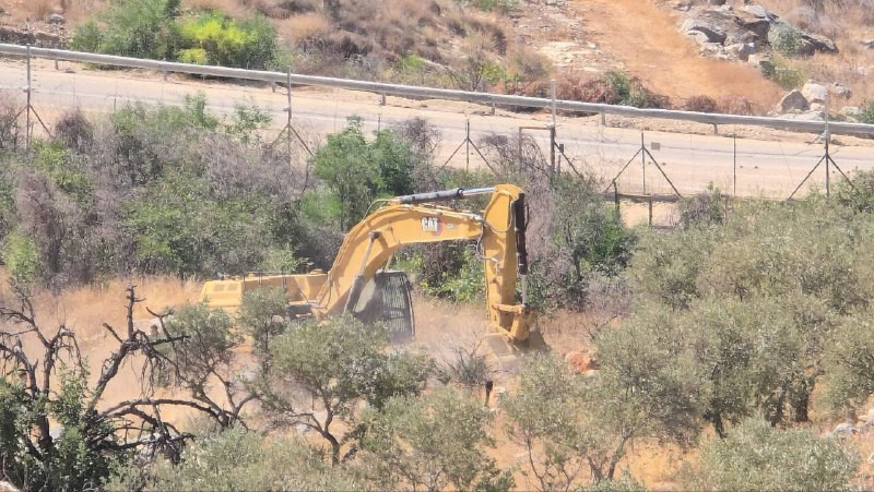 جيش الاحتلال والمستوطنون يجرفون أراضي المزارعين بالقرب من الجدار الفاصل في قريتي بدرس وقبيا غرب رام الله....