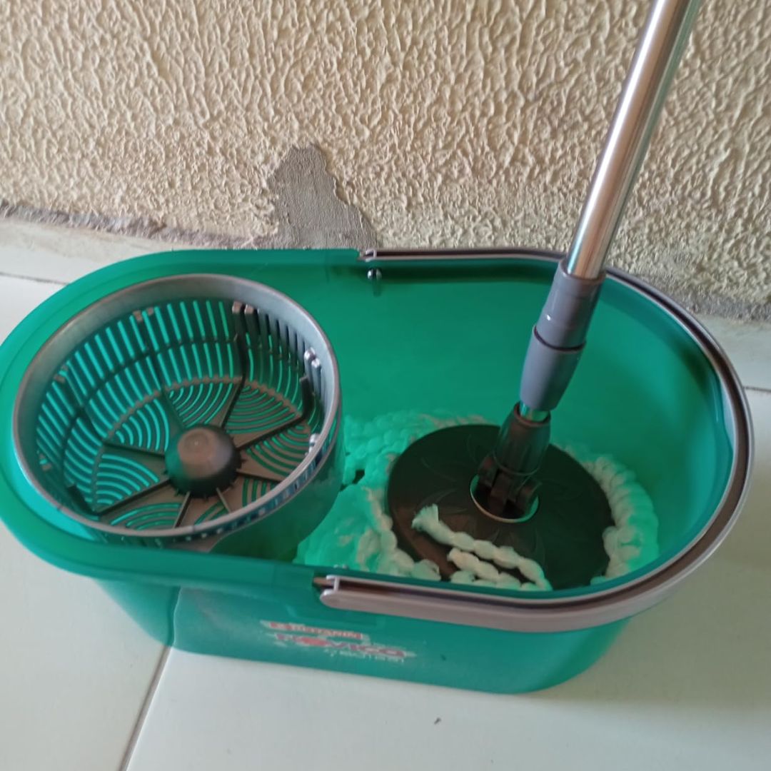 Noviça – Mop Balde Original Lava e Seca de 13 Litros com Base Articulada, Esfregão de Microfibra e Sistema Antirespingo, Bettanin Noviça – Mop Balde Original Lava e Seca de 13 Litros com Base Articulada, Esfregão de Microfibra e Sistema Antirespingo, Bettanin