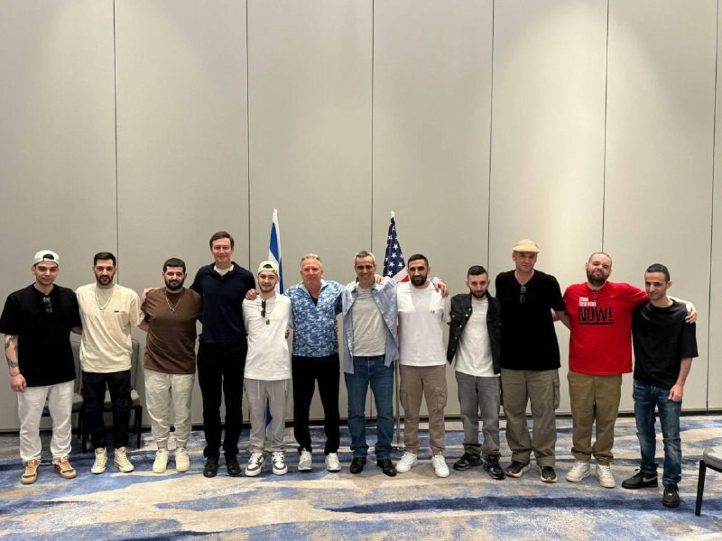 ويتكوف وكوشنير يلتقطان صورة جماعية مع الأسرى الإسرائيليين الذين أفرج عنهم من قطاع غزة...