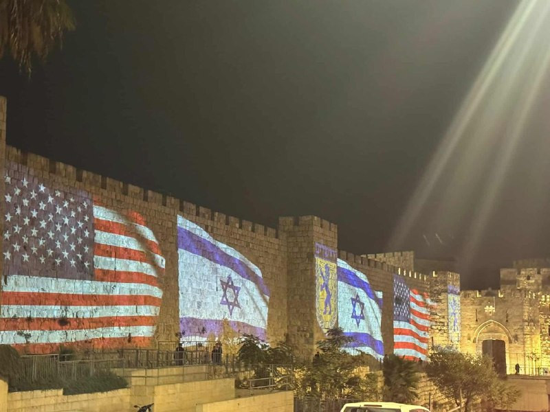 بلدية الاحتلال في القدس تضيء علمي "إسرائيل" وأمريكا  عل أسوار  القدس القديمة بمناسبة زيارة نائب الرئيس الأمريكي...