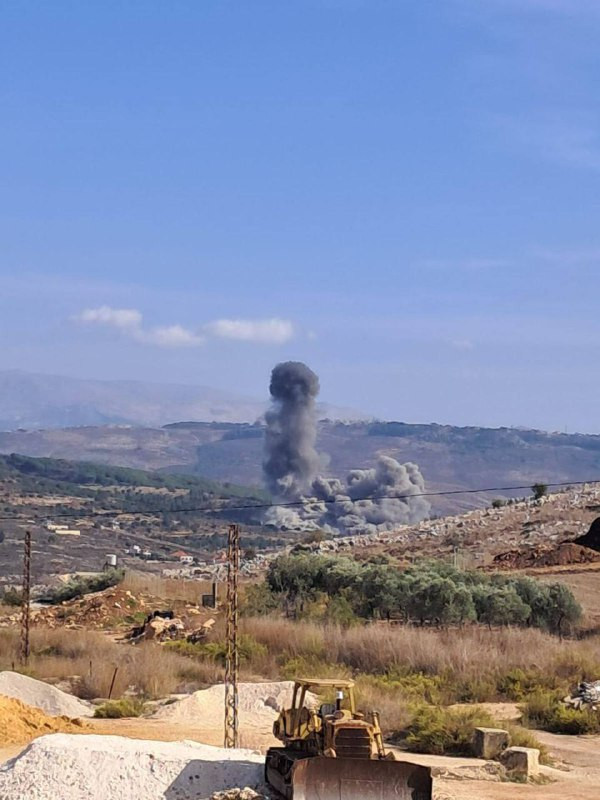 طيران الاحتلال يشن غارةً على منطقة الخردلة في قرية المحمودية جنوب لبنان...