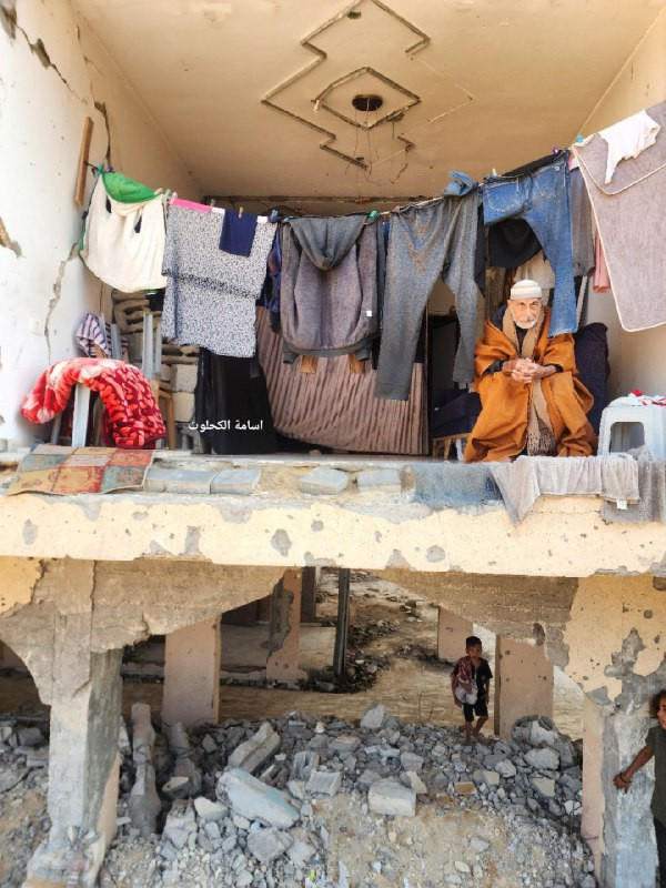 عائلات تعود للعيش في منازلها رغم الدمار الكبير في مدينة حمد جنوب قطاع غزة....