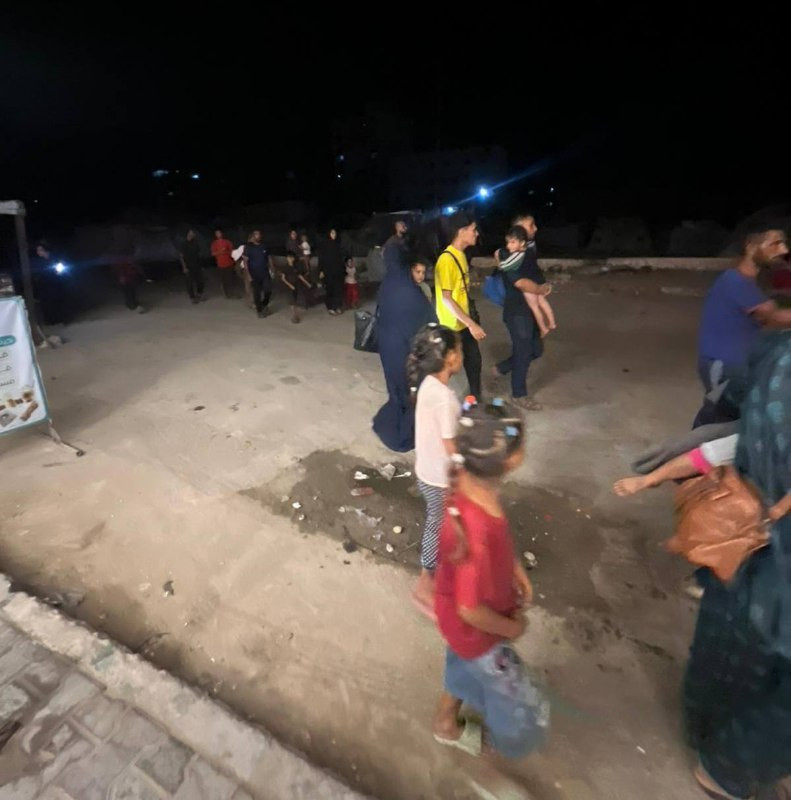 خلال إخلاء عمارة سكنية في منطقة الرمال بغزة تمهيدًا للقصف، كان هناك محيط بنك القدس غرب غزة....