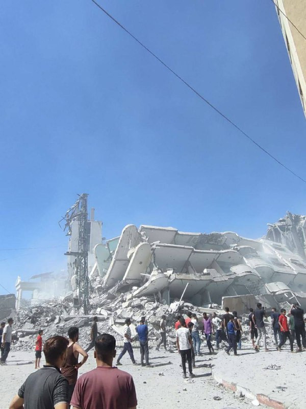 طائرات الاحتلال تدمّر برج النور السكني المقصوف سابقاً قرب وزارة التربية والتعليم في حي تل الهوا جنوب غربي مدينة غزة...