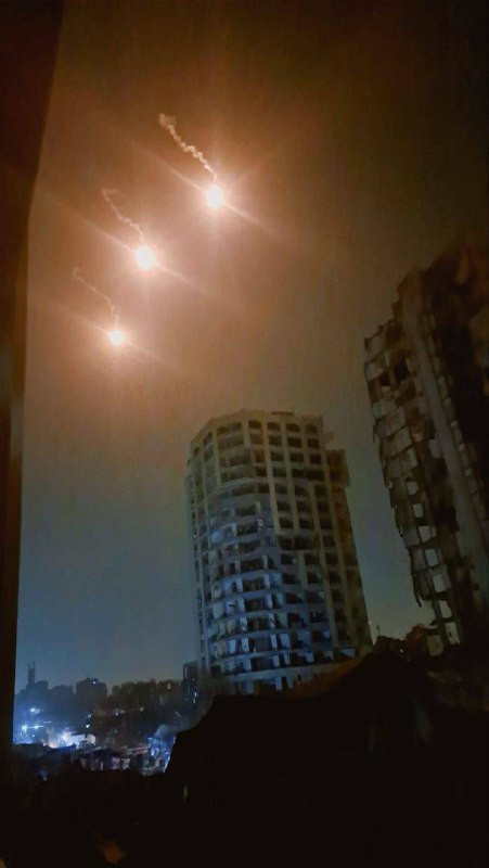 الاحتلال يطلق قنابل إنارة غربي مدينة غزة....