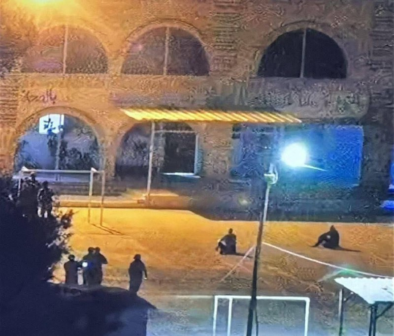 فجر اليوم، اقتحمت قوات الاحتلال مدرسة ذكور السموع الثانوية جنوب الخليل بعد استدعاء مدير المدرسة وأحد الموظفين واحتجازهما في ساحة المدرسة، فيما داهم جن...