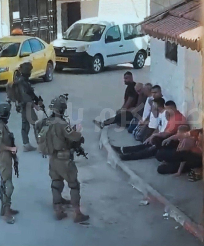 قوات الاحتلال تقتحم باب المسجد القديم في ضاحية ذنابة شرق طولكرم وتحتجز مجموعة من الشبان....