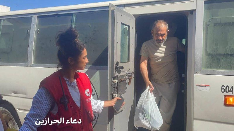 وصول 13 أسيرًا إلى مستشفى شهداء الأقصى في دير البلح وسط قطاع غزة، بعد الإفراج عنهم من سجون الاحتلال....