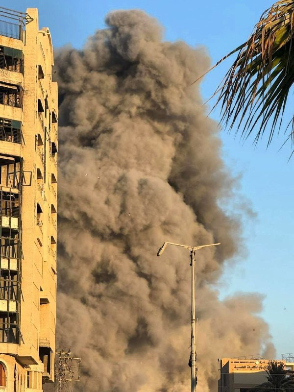 طيران الاحتلال يقتحم مجدداً مبنى النيابة العامة قرب جامعة الأزهر بمدينة غزة....