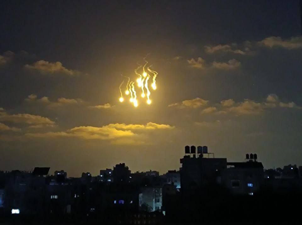 الاحتلال يطلق قنابل الإنارة بكثافة في أجواء مناطق مختلفة بمدينة غزة....