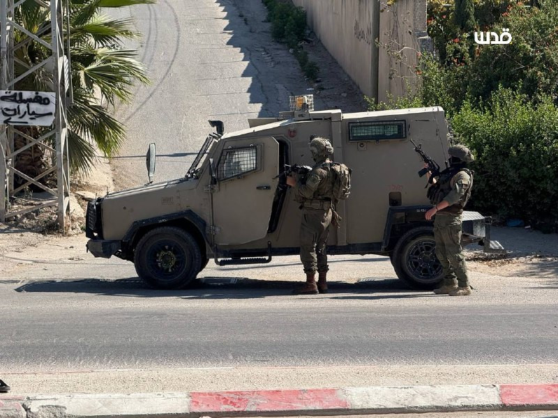 صور من اقتحام قوات الاحتلال لمنازل في عدد من الأحياء بمدينة طولكرم...