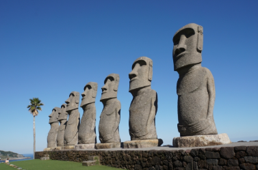 patung moai.png