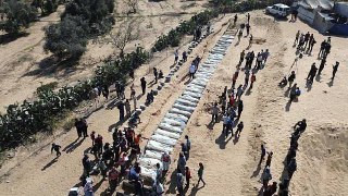 🟨 شاهد | مقبرة جماعية في مدينة دير البلح وسط قطاع غزة تحتضن جثامين 54 شهيدا مجهولي الهوية ظهرت عليهم علامات التعذيب والشنق سلمها الاحتلال في إطار صفقة...