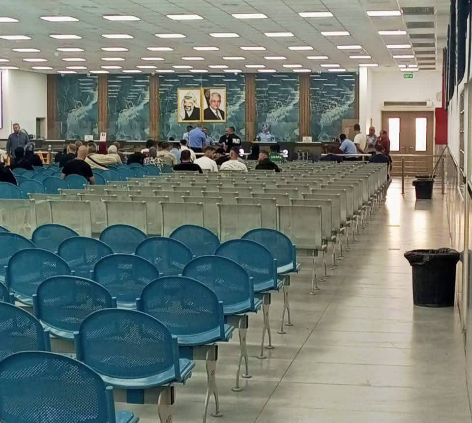 معبر الكرامة حركة صباحية طبيعية بالإتجاهين، والدوام حتى الواحدة ظهرا. تنويه: ما زال الحجز على المنصة مفتوحا اليوم....