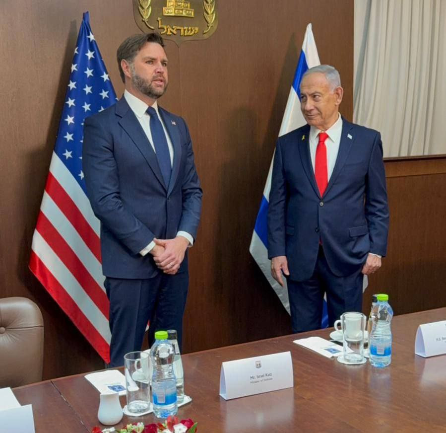 فانس خلال لقائه نتنياهو: لا نريد لدولة إسرائيل أن تكون دولة تحت الوصاية الأمريكية، بل دولة حليفة لنا وأن نخفّض اهتمامنا في منطقة الشرق الأوسط مستقبلاً...