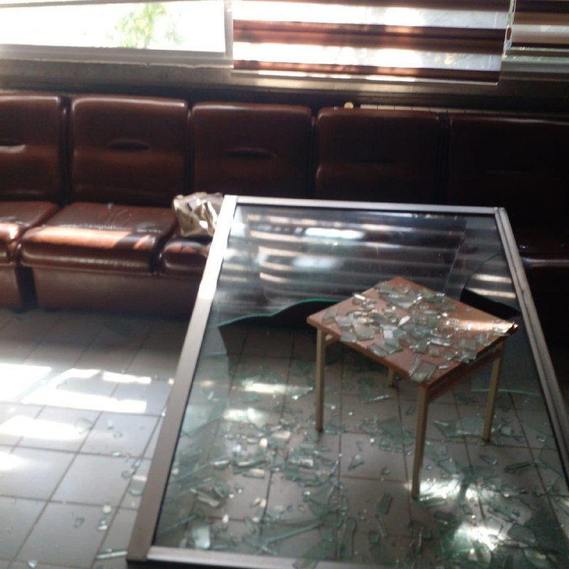  متابعة | لبنان – البقاع أصيب عدد من الطلبة بجروح طفيفة وحالات إغماء داخل المدرسة الثانوية في بلدة شمسطار بالبقاع اللبناني، جراء تكسر الزجاج أثناء دوا...