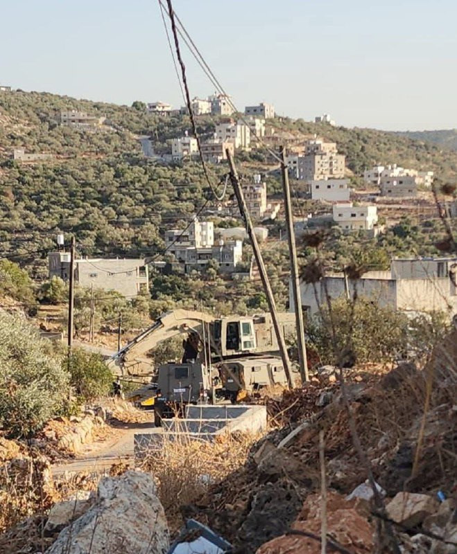 قوات الاحتلال برفقة جرافة تقتحم بلدة بروقين غرب سلفيت؛ لتنفيذ عملية هدم....