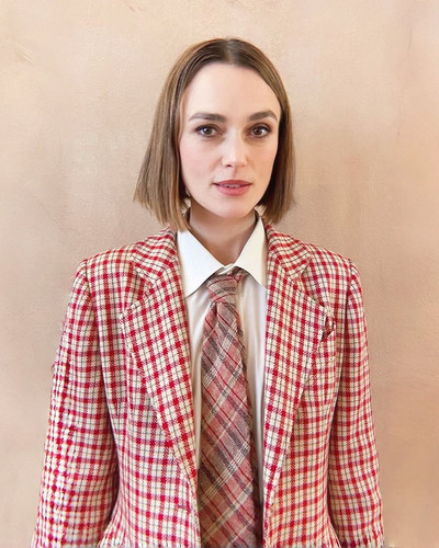 #KeiraKnightley📸 #NEW Keira getting ready for the “This Morning” show to promote her book “I L.jpg