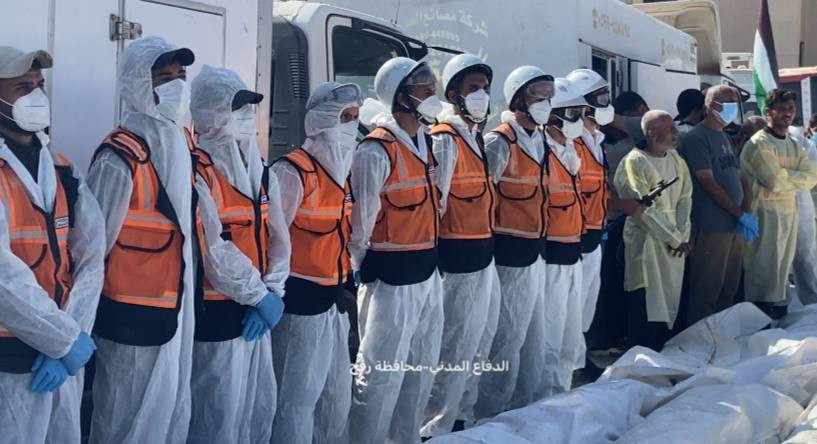 الدفاع المدني في رفح يشيع 54 شهيدا مجهول الهوية من مجمع ناصر الطبي....