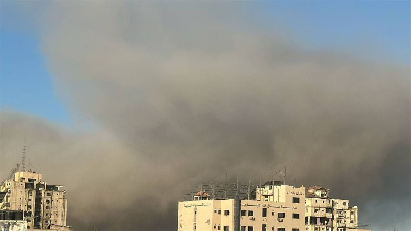 شنت طائرات الاحتلال سلسلة غارات عنيفة على مدينة غزة، استهدفت منازل في حي الدرج بعد إنذار عائلة صبيح بإخلاء منزلها في شارع الصحابة، كما طالت الغارات مح...