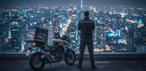 Um Motoboy da Check Boys observando a cidade a noite.png