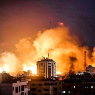 6 شهداء وأكثر من 20 جريحا جراء قصف من مسيرة إسرائيلية على مخيم المغازي وسط قطاع غزة....