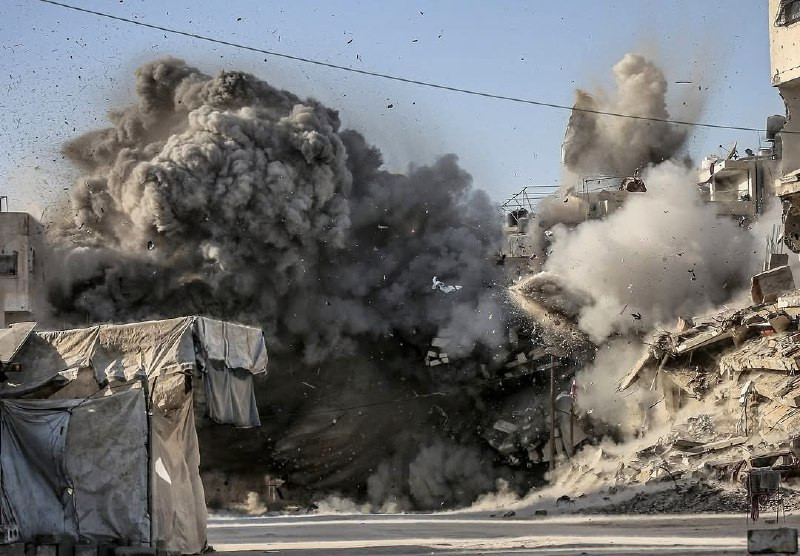 لحظة قصف طيران الاحتلال منزلًا قرب فندق الأمل، غرب مدينة غزة...