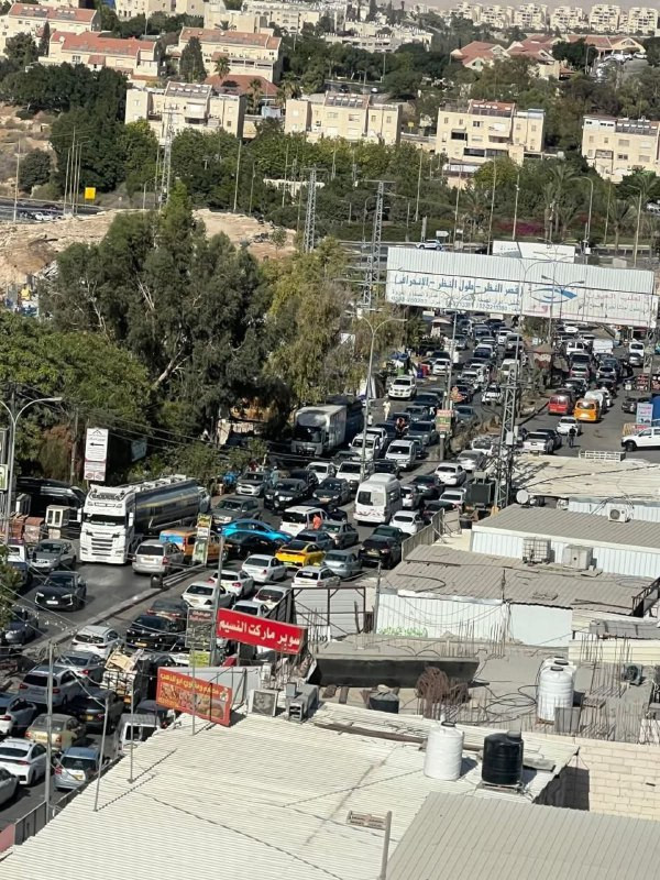أزمة مرورية خانقة جراء إجراءات الاحتلال على طريق بلدة العيزرية في القدس المحتلة...
