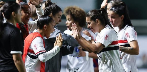 jogadoras do sao paulo celebram gol de millene sobre o san lorenzo em jogo da libertadores feminina .jpg