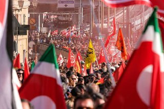 مظاهرات كبيرة في مدينة جنوة بإيطاليا احتجاجًا على قرصنة الاحتلال لأسطول الصمود العالمي....