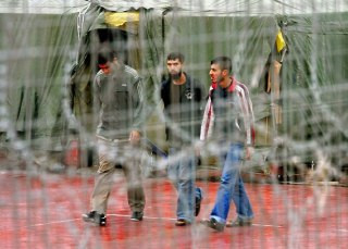 صحيفة هآرتس: عدد أسرى المؤبدات الفلسطينيين في السجون الإسرائيلية هو 289، وعدد الأسرى المحكومين بأكثر من 30 عاماً هو 59، وعدد الأسرى الفلسطينيين الأمني...