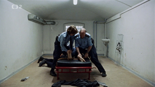 Huset.S01E01.Velkommen.ven.1080p.WEBRip.CZ DA.AAC2.0.H.264 KcK.mkv snapshot 36.34 [2025.10.04 06.39..jpg