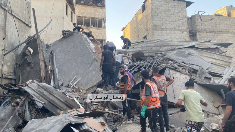 🟨من مكان المجزرة التي ارتكبها الاحتلال بقصف مربع سكني لعائلة "عبدالعال" في حي التفاح شرق غزة، مما أسفر عن استشهاد 17 فلسطينيًا وإصابة العشرات....