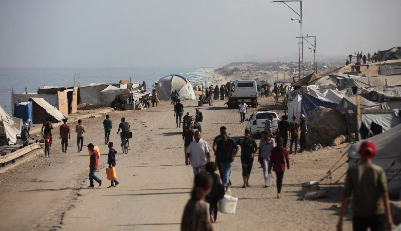 استعدادا للعودة.. نازحون يتجمعون بالقرب من تبة نويري غرب النصيرات بعد رد حركة حماس على خطة ترامب على أمل وقف حرب الإبادة....