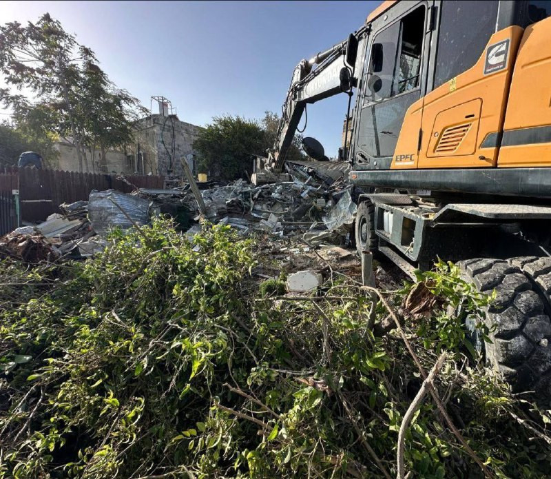 الاحتلال يجبر المقدسي محمد القاق على هدم منزله في حي المصرارة قرب باب العامود....