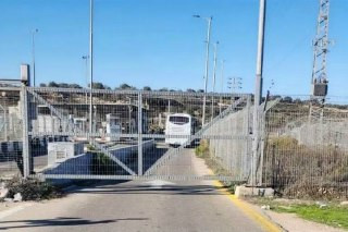 منذ أكثر من 6 ساعات، يُغلق حاجز بيت إكسا بوجه الأهالي، حيث تحاصر قوات الاحتلال القرية وتمنع الدخول إليها، مما يترك مئات المواطنين والعائلات عالقين خار...